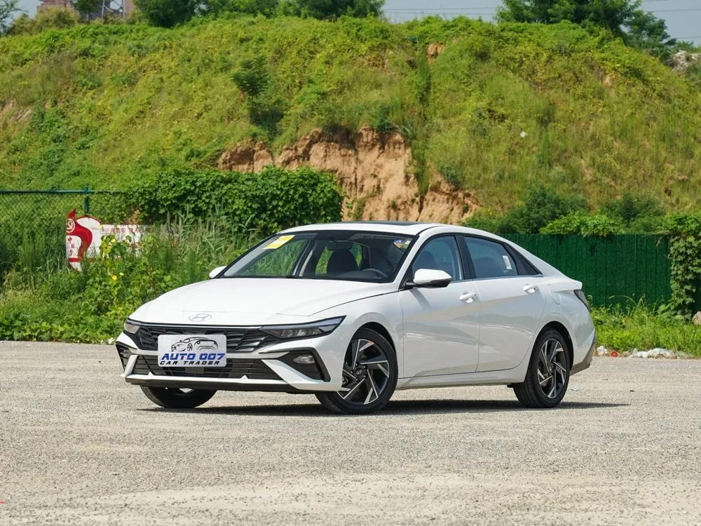Автомобиль Hyundai Elantra с бензиновым двигателем